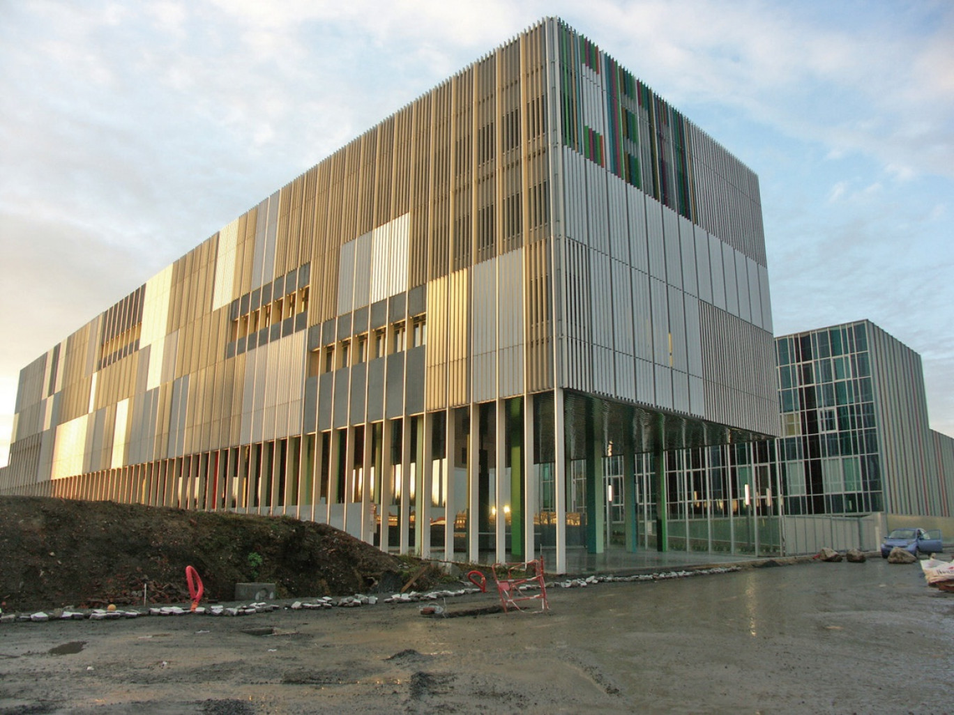 Les façades recevant le soleil sont toutes couvertes de lames orientables.