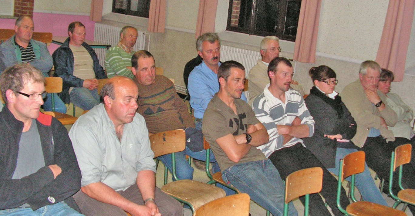 Une partie du public d’agriculteurs dans la salle des fêtes du village. Ils ne veulent plus être de simples “producteurs”.