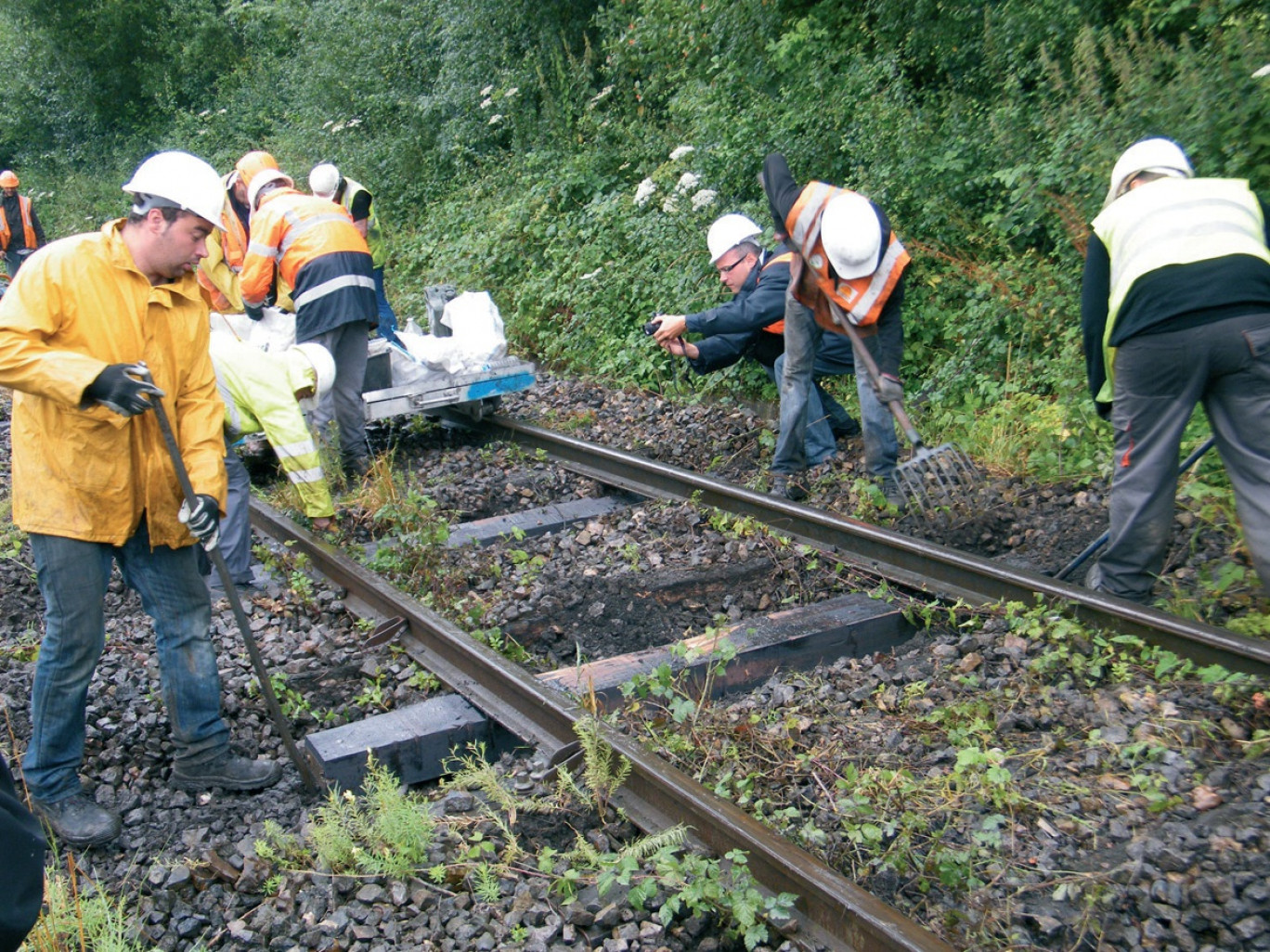 Le travail se fait toujours en partie à la main après le remplacement des traverses.