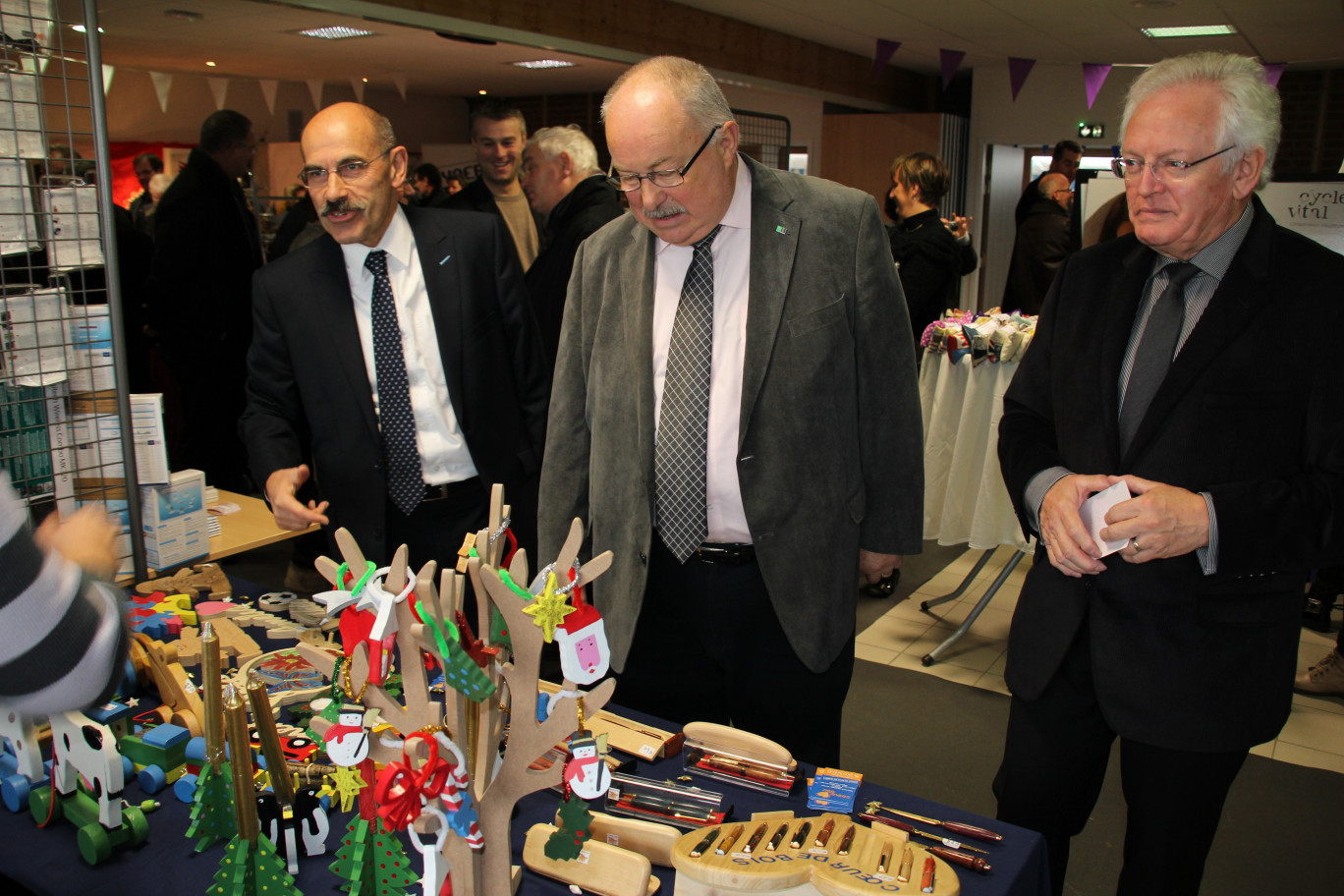 Les officiels ont salué l’ensemble des exposants. 