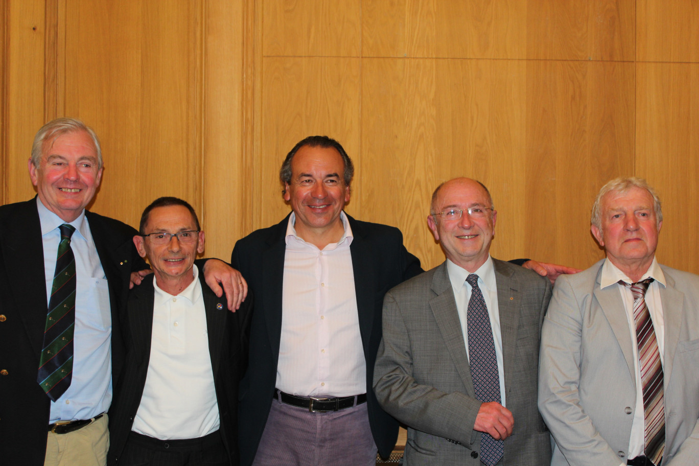 De g. à dr. Hugues Persyn, organisateur de la soirée,Bertrand Brioul, Pierre Durand et les présidents du Lions Club et de Saint-Omer Challenge.