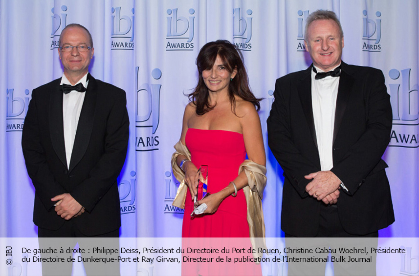 Cette distinction a été remise à Christine Cabau Woehrel par Ray Girvan, directeur de la publication de l’International Bulk Journal. Les ports français étaient particulièrement à l’honneur au cours de cette soirée puisque le groupement HAROPA, représenté par Philippe Deiss, Président du Directoire du Port de Rouen, a été récompensé au titre du «Best Dry Bulk Port» pour la deuxième année consécutive.