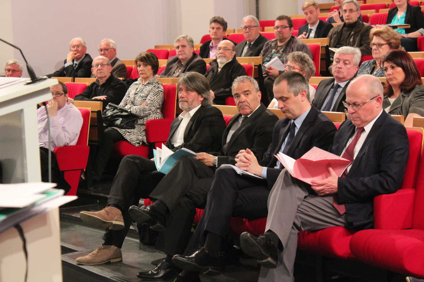 Les 1ères ASSISES du LOGEMENT. Pendant le discours du Président Decoster, au 1er rang de g. à dr. MM Cau, vice président de Région (aménagement), Abrard sous-préfet, Piève procureur de la République et Humetz, vice président CASO (urbanisme).