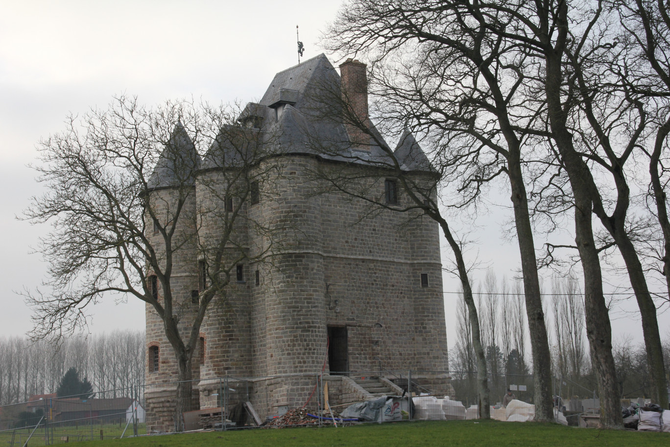 Le donjon de Bours représente un argument de poids dans le développement touristique et économique du terroir.   