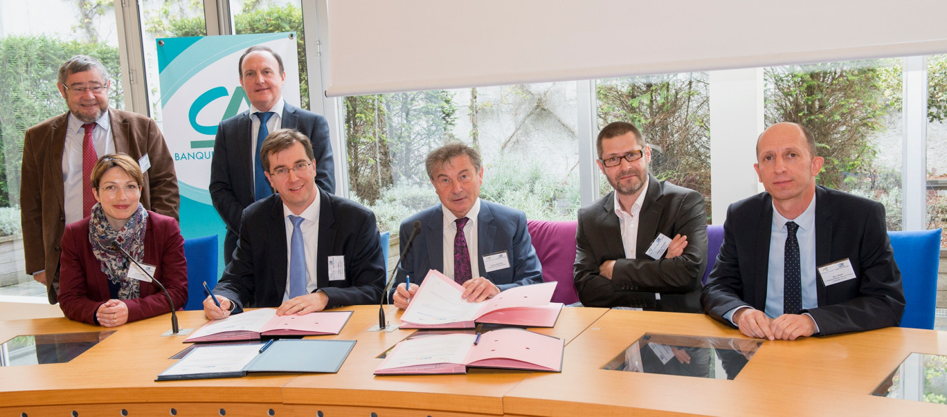 Les signataires sont (à gauche) Frédéric Baraut, directeur général adjoint Crédit agricole Nord de France, et Francis Marcoin, président de l’université d’Artois.