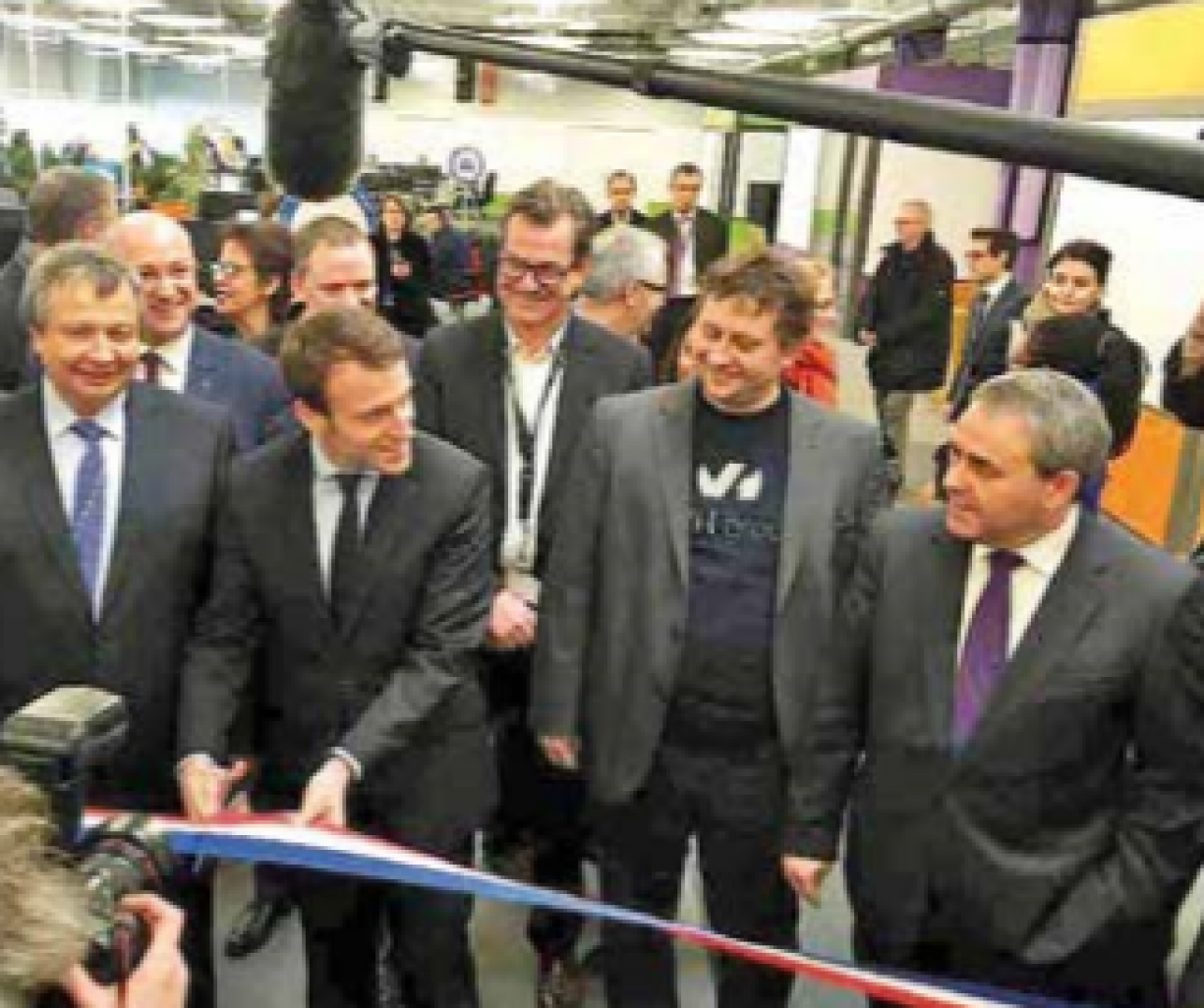 Emmanuel Macron a inauguré la première tranche du campus en présence des dirigeants d’OVH et du président de région Xavier Bertrand.