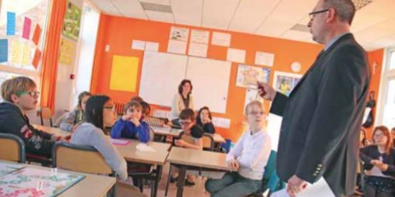 Sous l’œil attentif de Dominique Maes, chef d’établissement à l’école Saint-Joseph à Arras, Eric Lorber, président du Comité local des banques de l’Artois, répond aux questions des élèves.