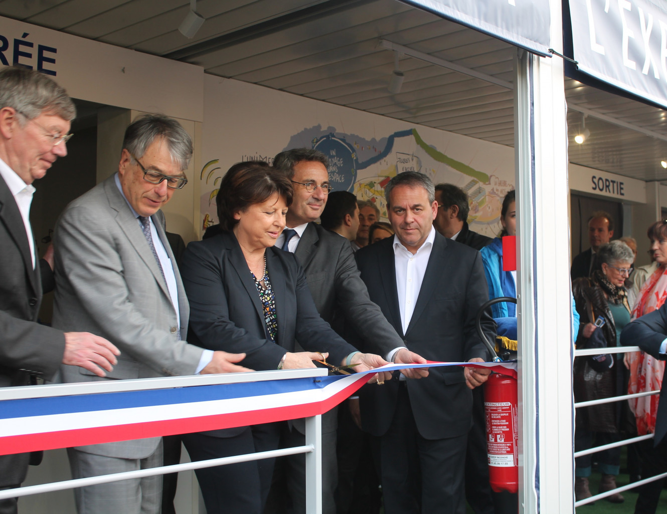 de g. à dr. Alain Bernard, 1er vice président de la MEL, Jean-René Lecerf, président du Conseil départemental du Nord, Martine Aubry, maire de Lille, Jean-Christophe Fromantin, président d'ExpoFrance 2025, et Xavier Bertrand, president de la region des Hauts-de-France lors de l'inauguration de la tournée lilloise d'ExpoFrance 2025