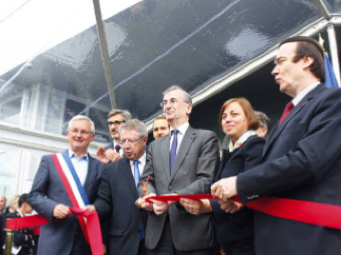 De g à dr. Jacques Ducrocq, maire de Sainghin-en-Mélantois, Gilles Vaysset, directeur des activités fiduciaires et de place, Dominique Baert, député-maire de Wattrelos, ancien directeur à la Banque de France et premier vice-président de la Commission des finances de l'Assemblée nationale, François Villeroy de Galhau, gouverneur de la Banque de France, Fabienne Margerin-Delmer, directrice du CEFINOF, et Jean-François Cordet, préfet de région.