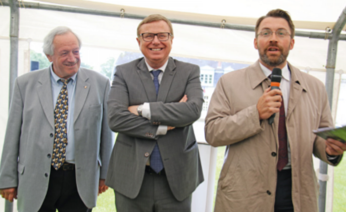 De gauche à droite lors de la labellisation “Village patrimoine” : Jean-Pierre Bavière, maire de Mont-Saint-Eloi, Philippe Rapeneau, président du Pays d’Artois, et David Nicolas, maire d’Avranches et représentant du Pays de la baie du Mont-Saint-Michel.