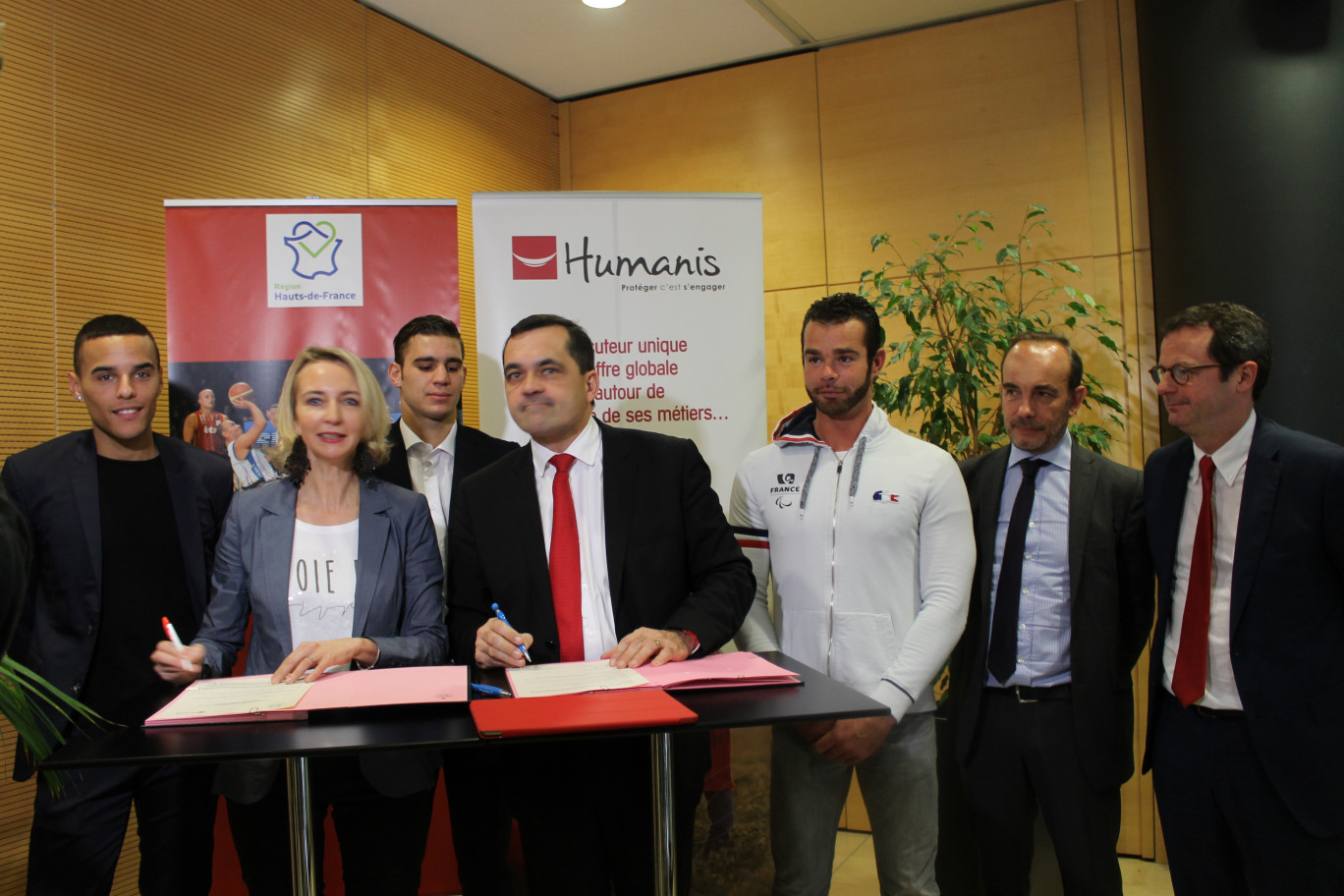 De gauche à droite, au moment de la signature de la convention, Loïc Herkenrath, Florence Bariseau, Mathieu Bauderlique, Jean-Pierre Menanteau, Martin Farineaux, Renaud Fichepoil et Ludovic Lézier.