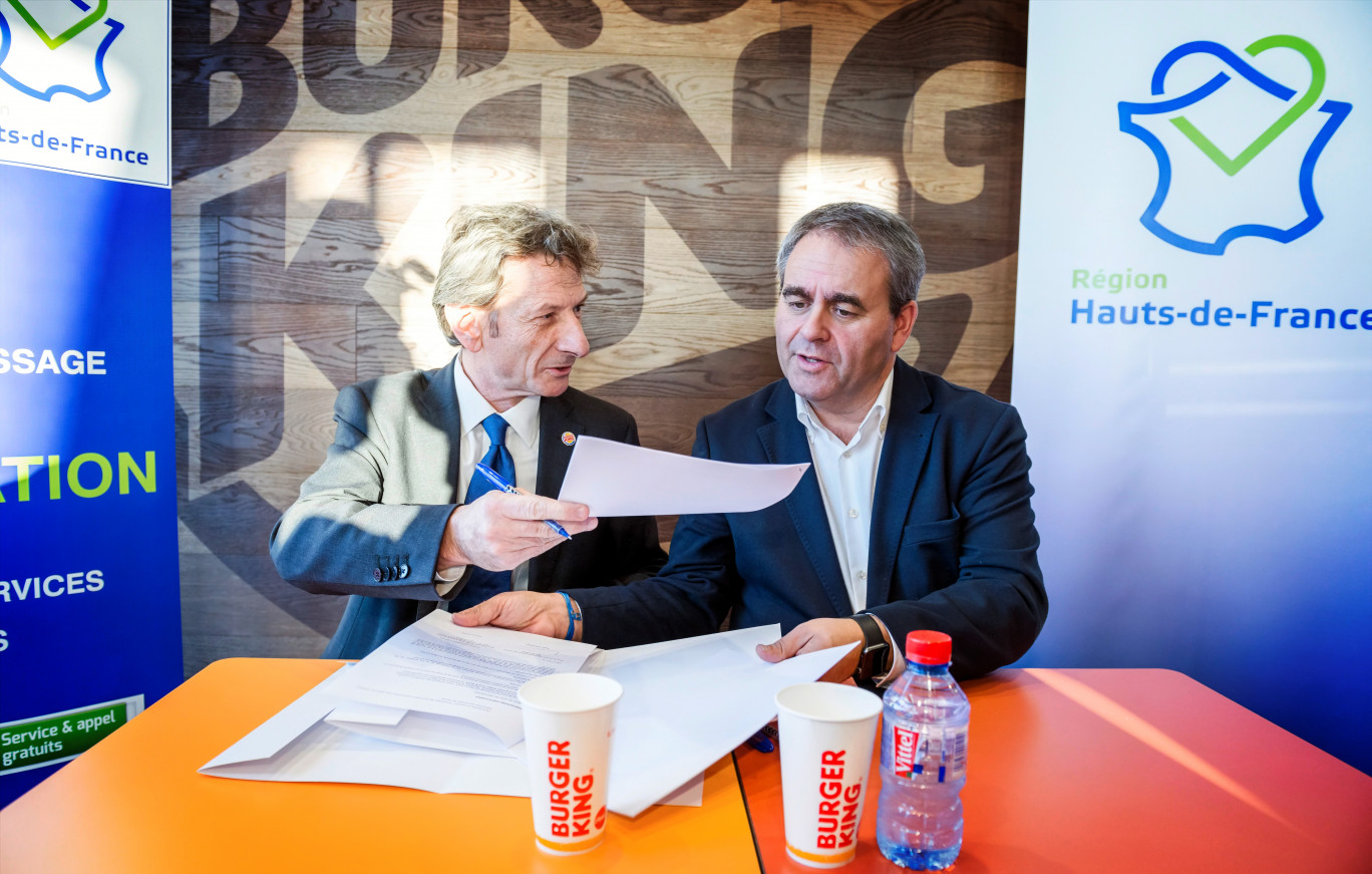 Signature de la convention de partenariat entre Jérôme Tafani, vice-président et directeur général de Burger King® France et de Quick, et Xavier Bertrand, président de la Région Hauts-de-France.