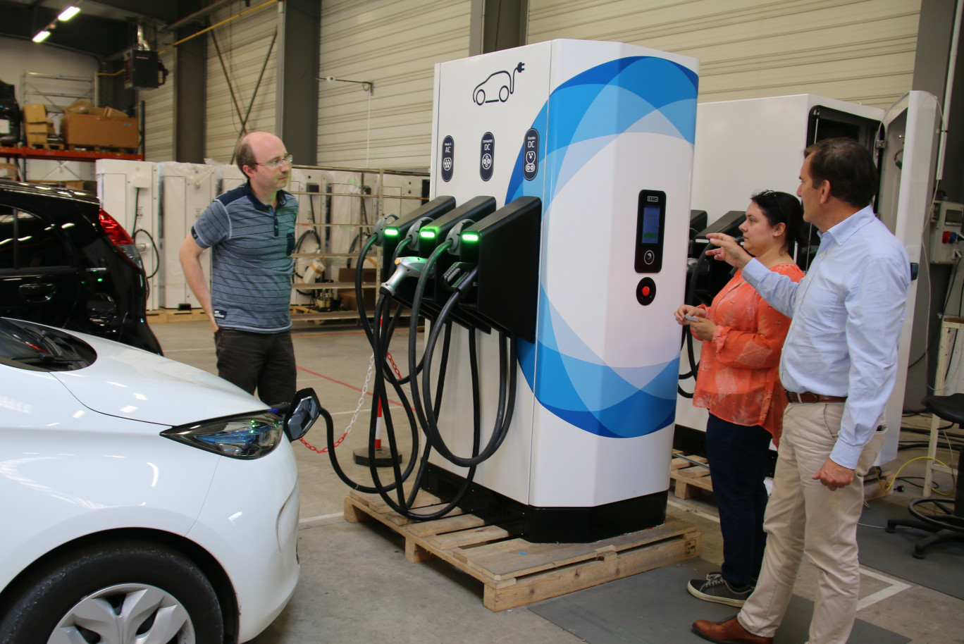 Hervé Borgoltz présente avec fierté son nouveau chargeur rapide nouvelle génération de 150 KW (extensible jusqu’à 350 et 400 KW) capable de recharger en 15 minutes trois voitures de manière simultanée.