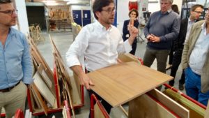  Olivier Nicolas présente la préparation d'une table en teck pour le carré, dans l'atelier d'ébénisterie