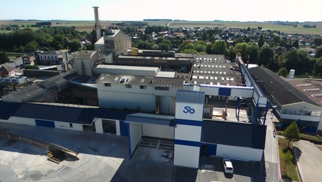 Vue aérienne réalisée avec un drône à la demande du patron. Le site verrier en bord de canal représente à Masnières un vaste patrimoine de bâtiments industriels, de maisons, de terrains...